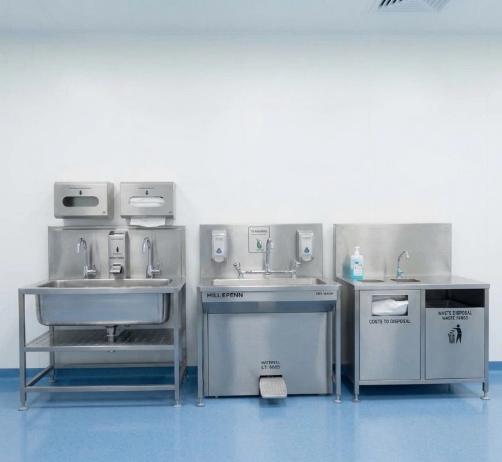 Metrolabs Cleanroom Sink Unit – knee-operated lever, integrated continuous splashback, thermostatic mixing valve, pharmaceutical GMP